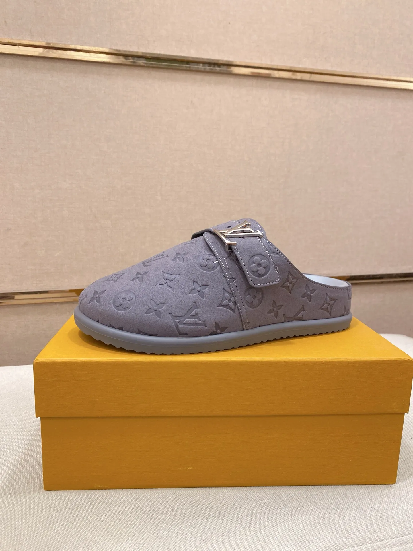 Men's shoes 💰: 360💰LV made 🔍Top purchasing agents, men's spring and summer slippers are available at the same counter. The uppers are made of Italian imported denim with logo graphics and high-quality craftsmanship. The soles are original soles specially provided by the original factory. The exclusive movable molded soles are super comfortable. Original factory follow-up products. 🔍🔍High quality. You can enter and exit the counter at will. Welcome to compare. The code number is 38-44.